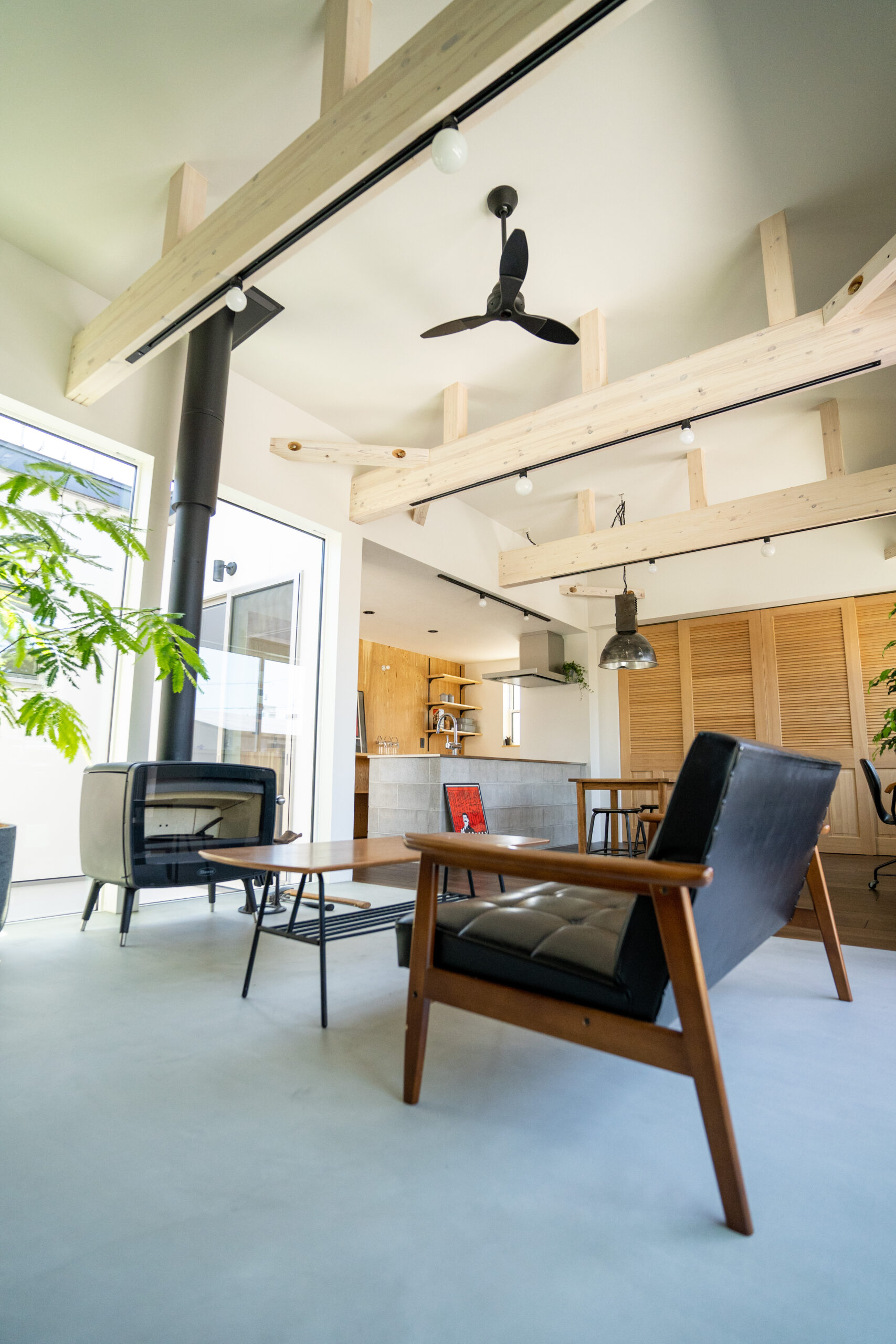 大きな窓から光が差し込むリビングの施工事例｜熊本 注文住宅